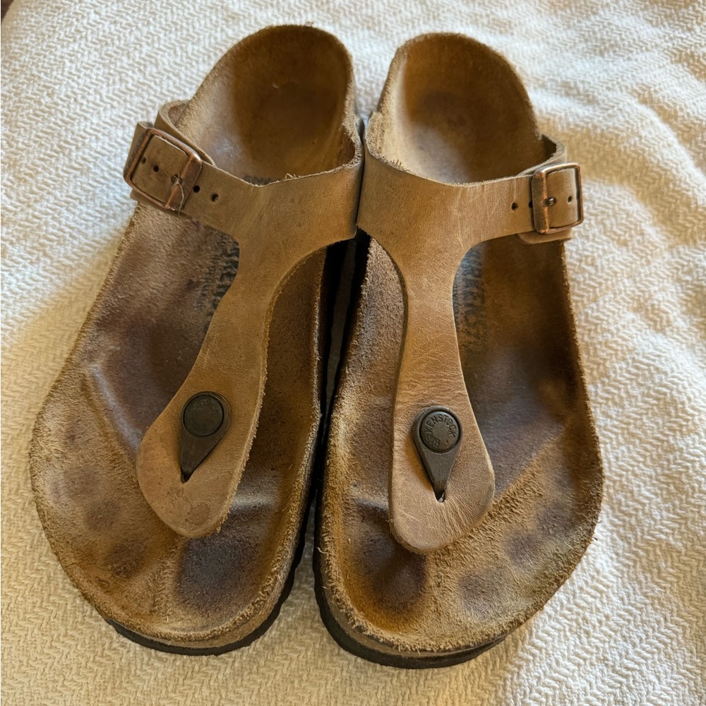 Lightly worn Birkenstock Gizeh sandal. Size 38, regular width.